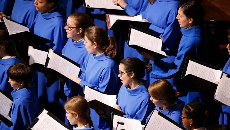 Soliste de la Maîtrise Notre-Dame de Paris chantant dans la cathédrale historique